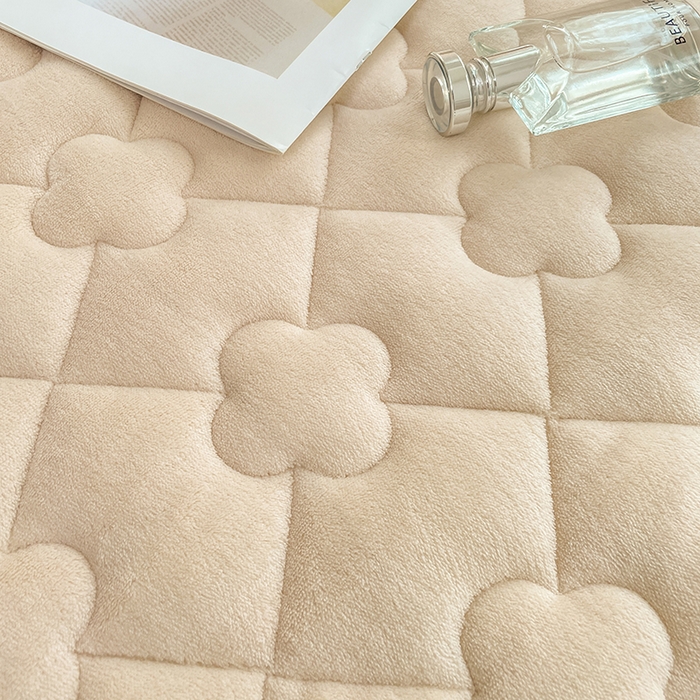 91家纺网 家纺一手货源 找家纺 梦舒羽 牛奶绒夹棉床裙床罩床单床盖床护垫套三件套 米黄