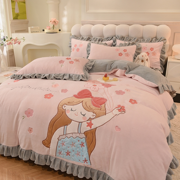 91家纺网 家纺一手货源 找家纺 绒世界 2024新款高档贴布绣甜心公主牛奶绒四件套 甜心公主-粉灰