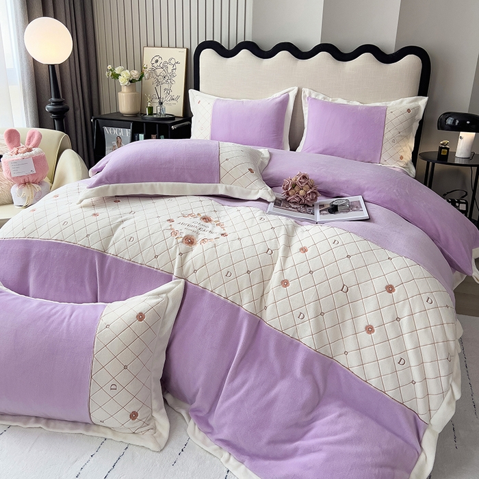 91家纺网 家纺一手货源 找家纺 绒世界 2024秋冬高端刺绣菲曼牛奶绒四件套 菲曼-丁香紫