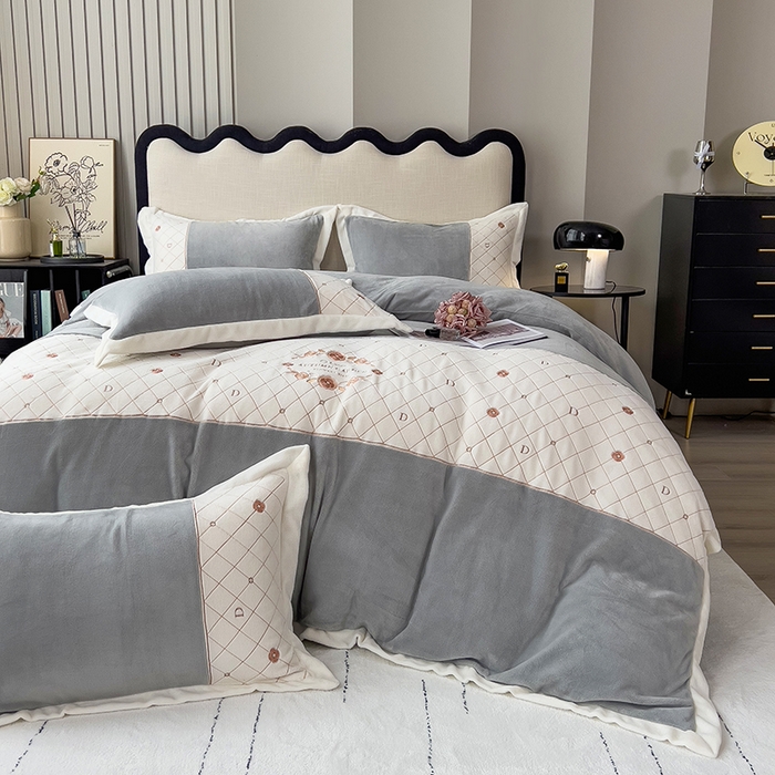 91家纺网 家纺一手货源 找家纺 绒世界 2024秋冬高端刺绣菲曼牛奶绒四件套 菲曼-高级灰