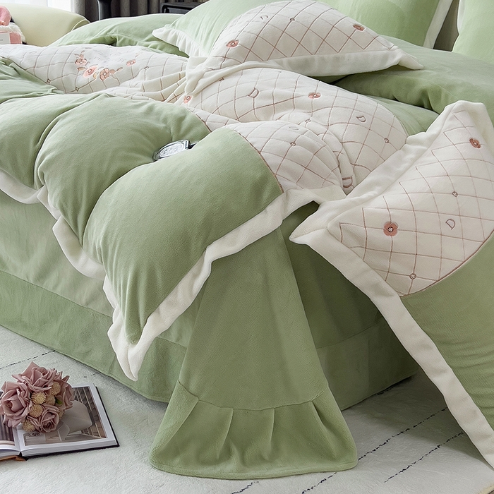 91家纺网 家纺一手货源 找家纺 绒世界 2024秋冬高端刺绣菲曼牛奶绒四件套 菲曼-牛油果绿