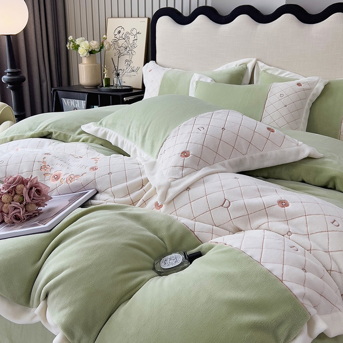 91家纺网 家纺一手货源 找家纺 绒世界 2024秋冬高端刺绣菲曼牛奶绒四件套 菲曼-牛油果绿