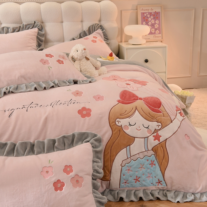 91家纺网 家纺一手货源 找家纺 绒世界 2024新款高档贴布绣甜心公主牛奶绒四件套 甜心公主-粉灰