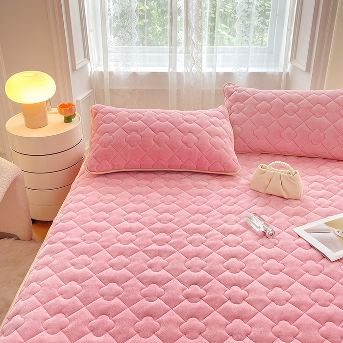 91家纺网 家纺一手货源 找家纺 梦舒羽 牛奶绒夹棉床裙床罩床单床盖床护垫套三件套 樱花粉