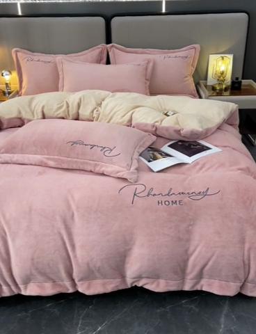 91家纺网 家纺一手货源 找家纺 笙意家纺 2025新款牛奶绒刺绣四件套-爱丁堡系列 爱丁堡-可可粉+香槟