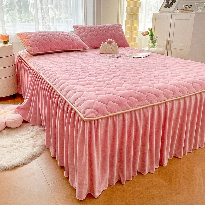 91家纺网 家纺一手货源 找家纺 梦舒羽 牛奶绒夹棉床裙床罩床单床盖床护垫套三件套 樱花粉