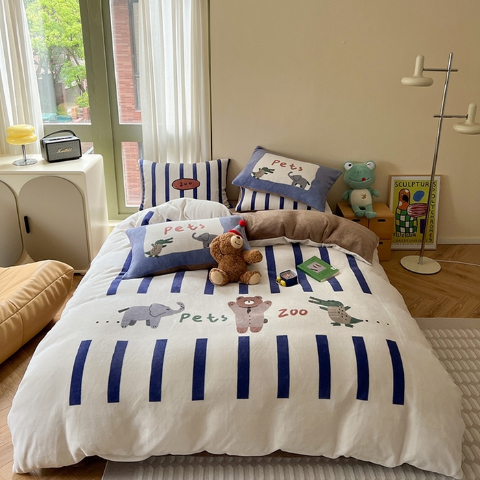 91家纺网 家纺一手货源 找家纺 萝莉家纺 2023新款设计师款牛奶绒大版数码印花系列四件套 动物园