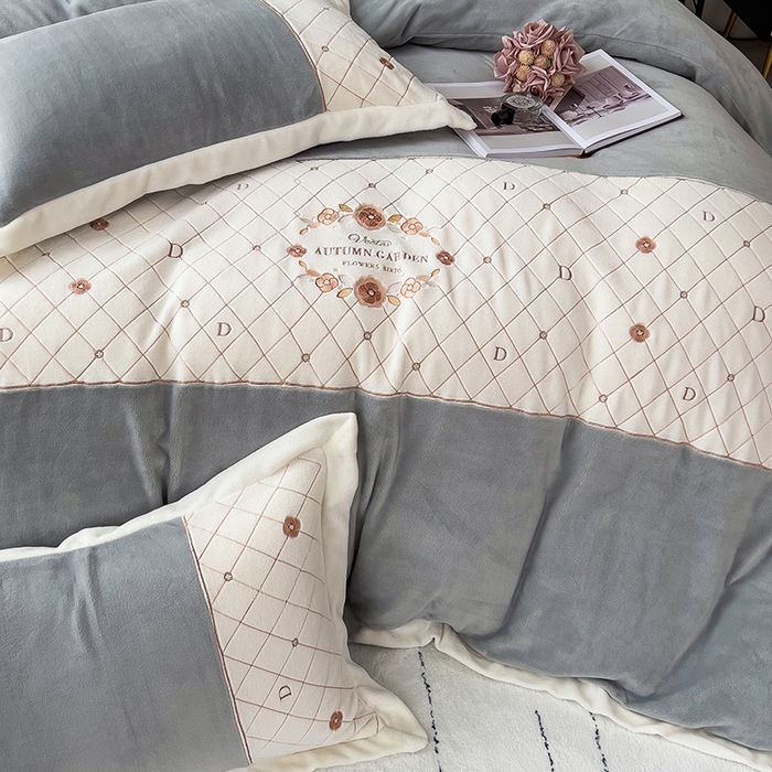 91家纺网 家纺一手货源 找家纺 绒世界 2024秋冬高端刺绣菲曼牛奶绒四件套 菲曼-高级灰