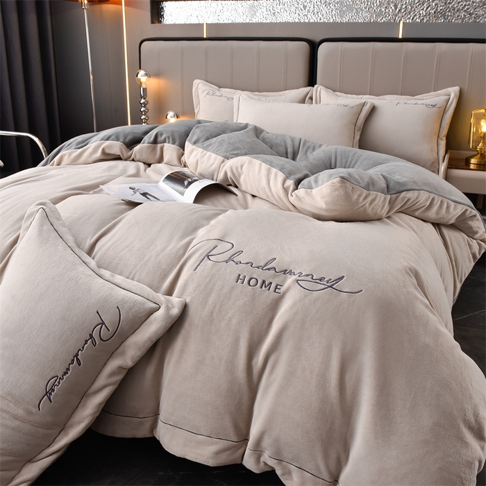 91家纺网 家纺一手货源 找家纺 笙意家纺 2025新款牛奶绒刺绣四件套-爱丁堡系列 爱丁堡-山灰＋中灰