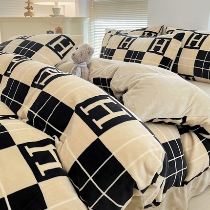 91家纺网 家纺一手货源 找家纺 （总）帅露 2023款200g高克重亲肤吊边款印花牛奶绒四件套