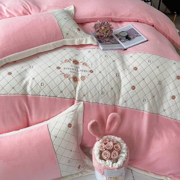 91家纺网 家纺一手货源 找家纺 （总）绒世界 2024秋冬高端刺绣菲曼牛奶绒四件套