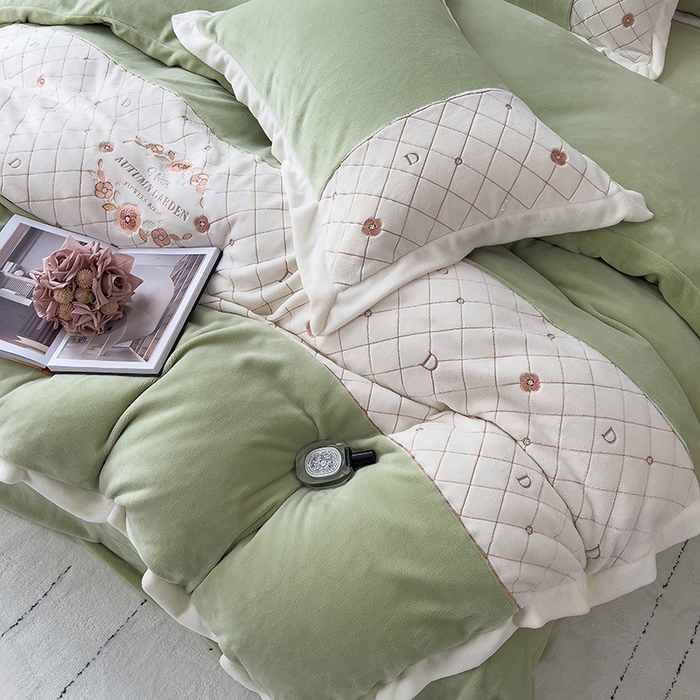 91家纺网 家纺一手货源 找家纺 绒世界 2024秋冬高端刺绣菲曼牛奶绒四件套 菲曼-牛油果绿