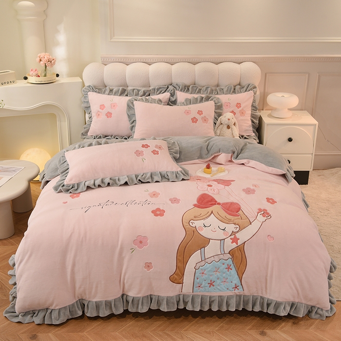 91家纺网 家纺一手货源 找家纺 绒世界 2024新款高档贴布绣甜心公主牛奶绒四件套 甜心公主-粉灰