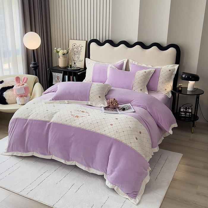 91家纺网 家纺一手货源 找家纺 绒世界 2024秋冬高端刺绣菲曼牛奶绒四件套 菲曼-丁香紫