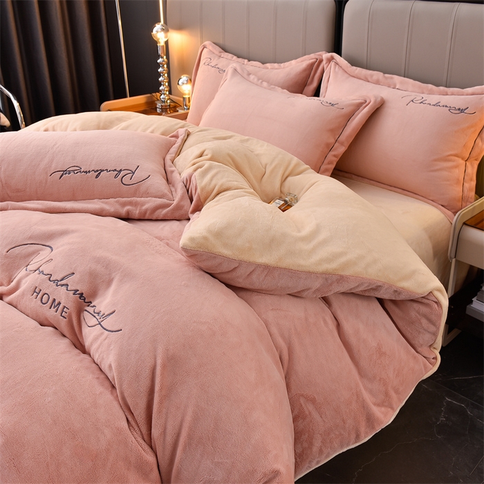 91家纺网 家纺一手货源 找家纺 笙意家纺 2025新款牛奶绒刺绣四件套-爱丁堡系列 爱丁堡-可可粉+香槟