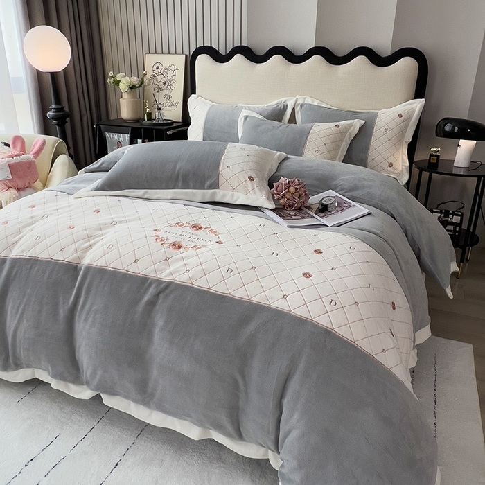 91家纺网 家纺一手货源 找家纺 绒世界 2024秋冬高端刺绣菲曼牛奶绒四件套 菲曼-高级灰