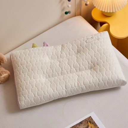 91家纺网 家纺一手货源 找家纺 （总）其乐 2023新款萌萌猫乳胶分区护颈枕护肩枕超30天不退不换 