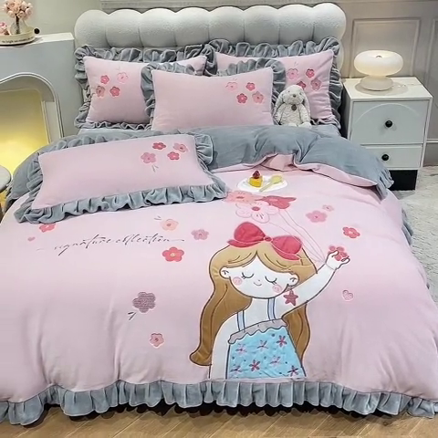 91家纺网 家纺一手货源 找家纺 绒世界 2024新款高档贴布绣甜心公主牛奶绒四件套 甜心公主-粉灰