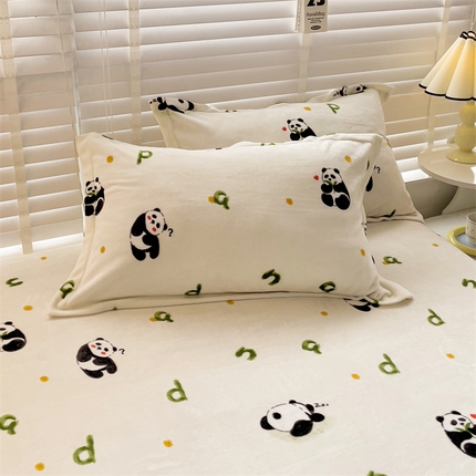 名兮-2023新款高克重牛奶绒枕套 字母熊猫