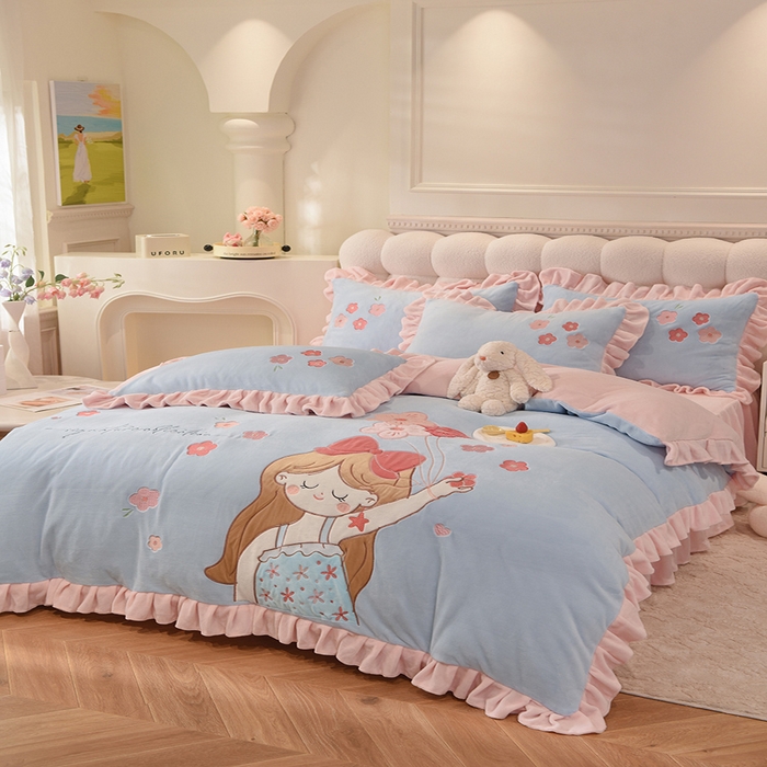 91家纺网 家纺一手货源 找家纺 绒世界 2024新款高档贴布绣甜心公主牛奶绒四件套 甜心公主-蓝粉