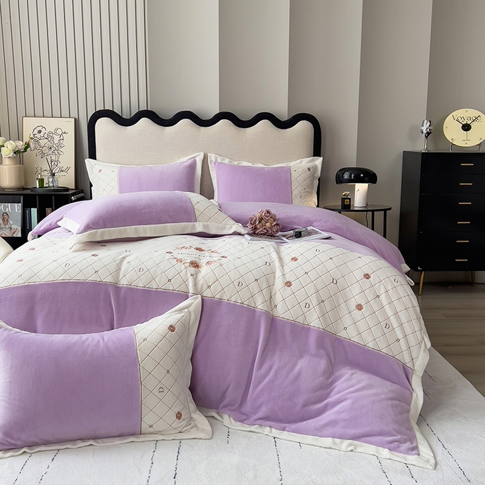 91家纺网 家纺一手货源 找家纺 绒世界 2024秋冬高端刺绣菲曼牛奶绒四件套 菲曼-丁香紫