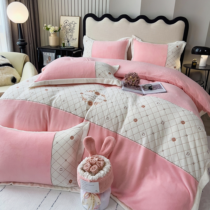 91家纺网 家纺一手货源 找家纺 （总）绒世界 2024秋冬高端刺绣菲曼牛奶绒四件套