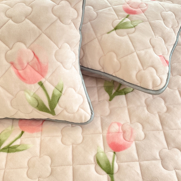 91家纺网 家纺一手货源 找家纺 梦舒羽 牛奶绒夹棉床裙床罩床单床盖床护垫套三件套 郁金香