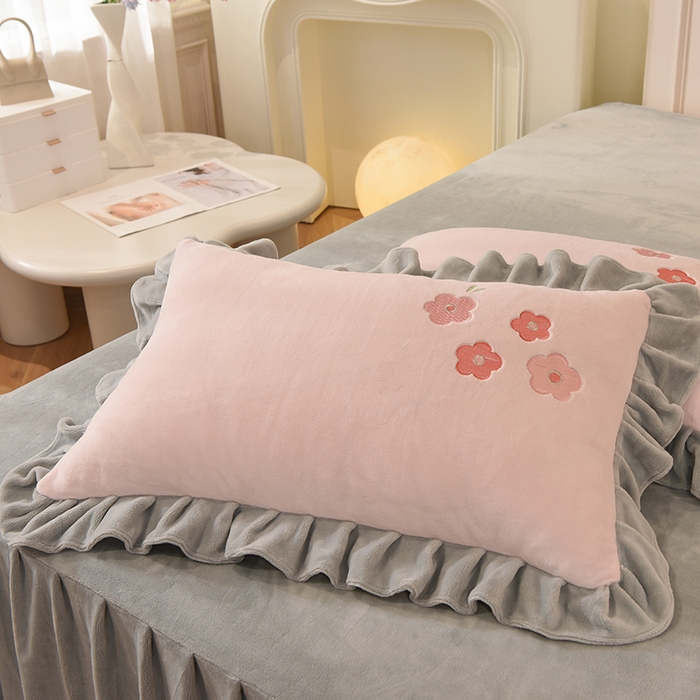 91家纺网 家纺一手货源 找家纺 绒世界 2024新款高档贴布绣甜心公主牛奶绒四件套 甜心公主-粉灰