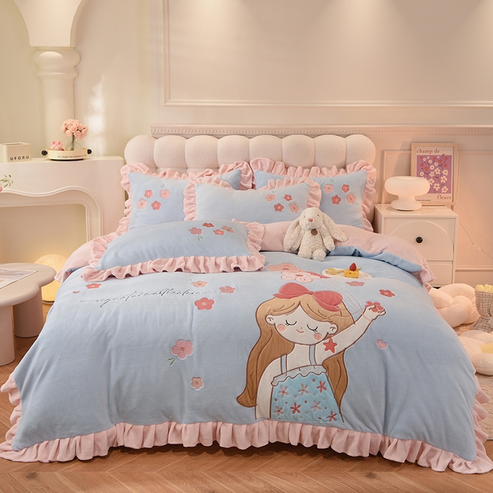 91家纺网 家纺一手货源 找家纺 绒世界 2024新款高档贴布绣甜心公主牛奶绒四件套 甜心公主-蓝粉