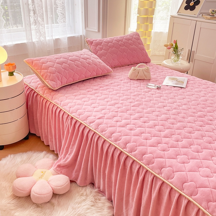 91家纺网 家纺一手货源 找家纺 梦舒羽 牛奶绒夹棉床裙床罩床单床盖床护垫套三件套 樱花粉