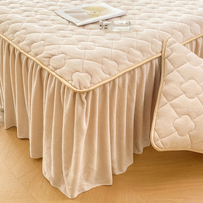 91家纺网 家纺一手货源 找家纺 梦舒羽 牛奶绒夹棉床裙床罩床单床盖床护垫套三件套 米黄