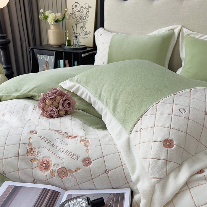 91家纺网 家纺一手货源 找家纺 绒世界 2024秋冬高端刺绣菲曼牛奶绒四件套 菲曼-牛油果绿