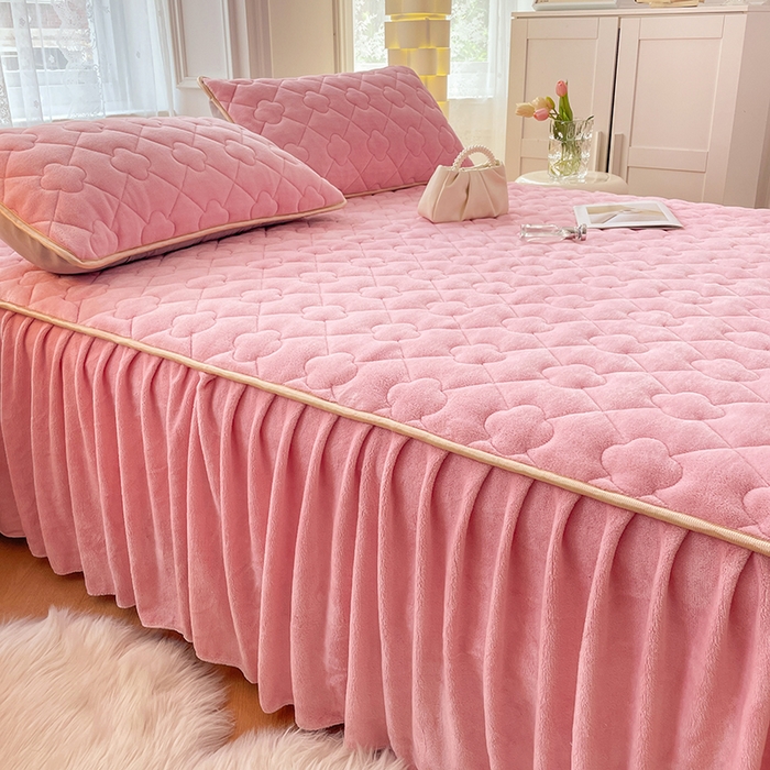 91家纺网 家纺一手货源 找家纺 梦舒羽 牛奶绒夹棉床裙床罩床单床盖床护垫套三件套 樱花粉