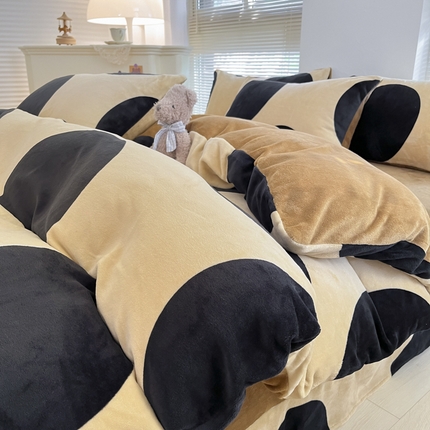 91家纺网 家纺一手货源 找家纺 （总）帅露 2023款200g高克重亲肤吊边款印花牛奶绒四件套