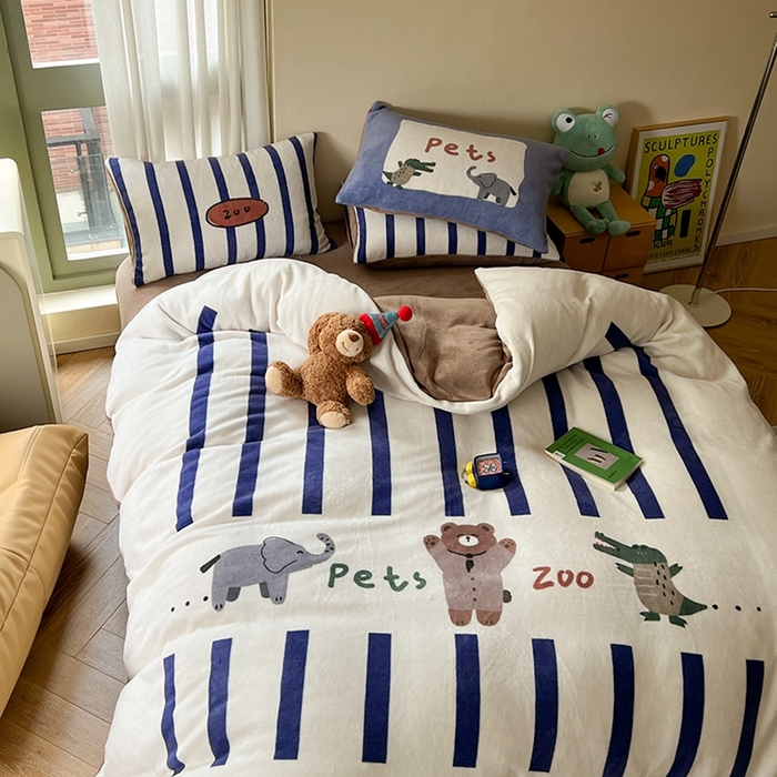 91家纺网 家纺一手货源 找家纺 萝莉家纺 2023新款设计师款牛奶绒大版数码印花系列四件套 动物园