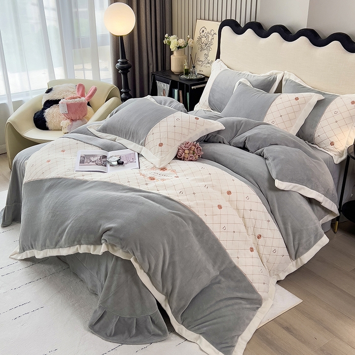 91家纺网 家纺一手货源 找家纺 绒世界 2024秋冬高端刺绣菲曼牛奶绒四件套 菲曼-高级灰