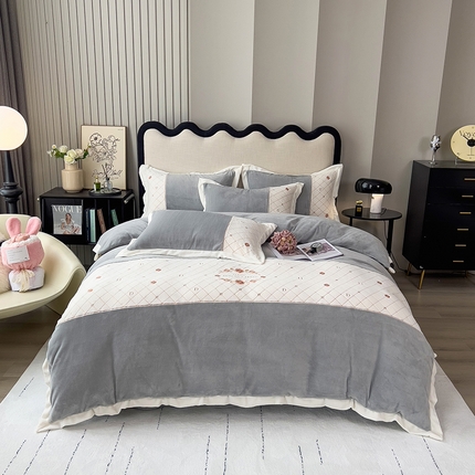 91家纺网 家纺一手货源 找家纺 绒世界 2024秋冬高端刺绣菲曼牛奶绒四件套 菲曼-高级灰