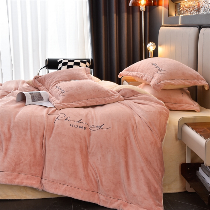 91家纺网 家纺一手货源 找家纺 笙意家纺 2025新款牛奶绒刺绣四件套-爱丁堡系列 爱丁堡-可可粉+香槟