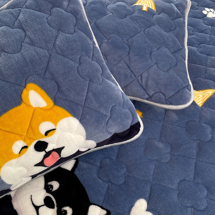 91家纺网 家纺一手货源 找家纺 梦舒羽 牛奶绒夹棉床裙床罩床单床盖床护垫套三件套 可爱狗狗