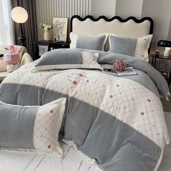 91家纺网 家纺一手货源 找家纺 绒世界 2024秋冬高端刺绣菲曼牛奶绒四件套 菲曼-高级灰