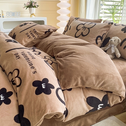 91家纺网 家纺一手货源 找家纺 （总）帅露 2023款200g高克重亲肤吊边款印花牛奶绒四件套