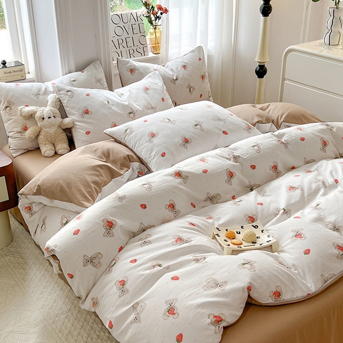 91家纺网 家纺一手货源 找家纺 妖妖家纺 2023新款有氧提花小竺棉印花四件套 草莓熊熊