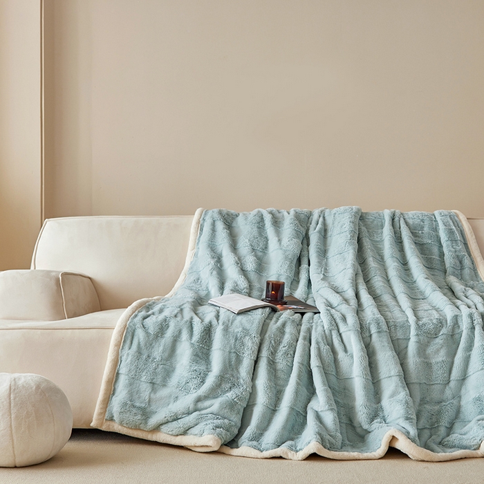 91家纺网 家纺一手货源 找家纺 铭动家纺 2023新款顺滑柔软亲肤兔毛绒北极绒毛毯 淡蓝