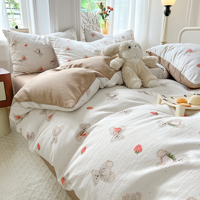 91家纺网 家纺一手货源 找家纺 妖妖家纺 2023新款有氧提花小竺棉印花四件套 草莓熊熊