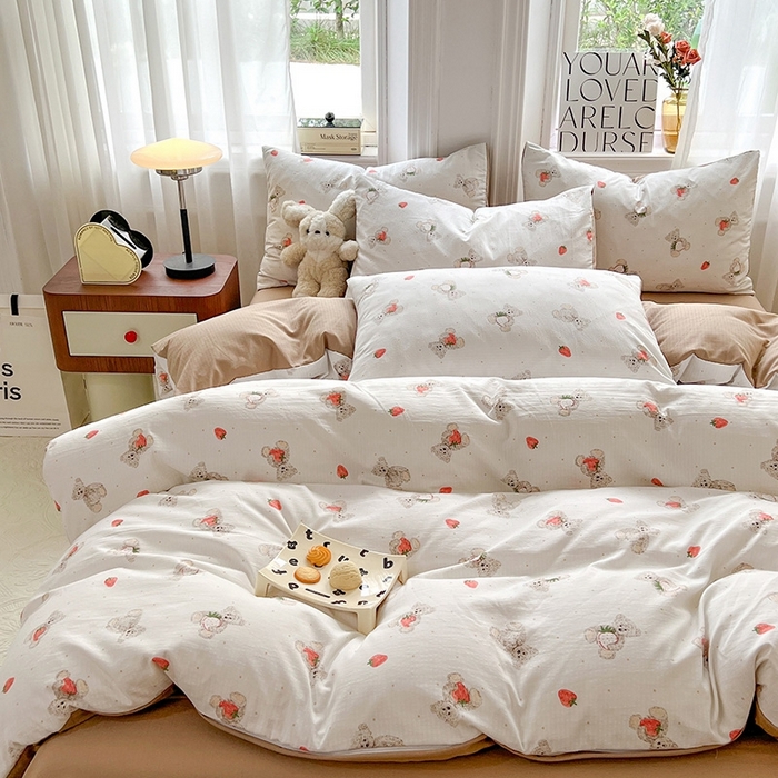 91家纺网 家纺一手货源 找家纺 妖妖家纺 2023新款有氧提花小竺棉印花四件套 草莓熊熊