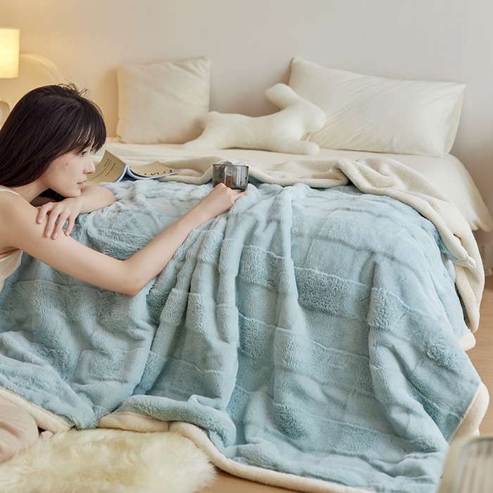 91家纺网 家纺一手货源 找家纺 铭动家纺 2023新款顺滑柔软亲肤兔毛绒北极绒毛毯 淡蓝