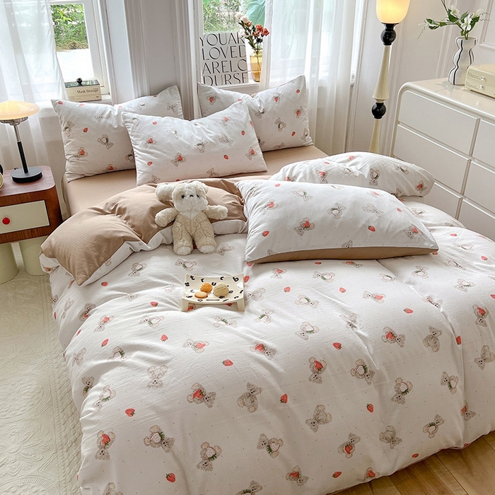 91家纺网 家纺一手货源 找家纺 妖妖家纺 2023新款有氧提花小竺棉印花四件套 草莓熊熊