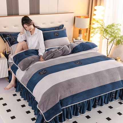 91家纺网 家纺一手货源 找家纺 德比尔斯 2025新款牛奶绒床裙四件套8-9斤法莱绒直播爆款日产2万套 蓝条