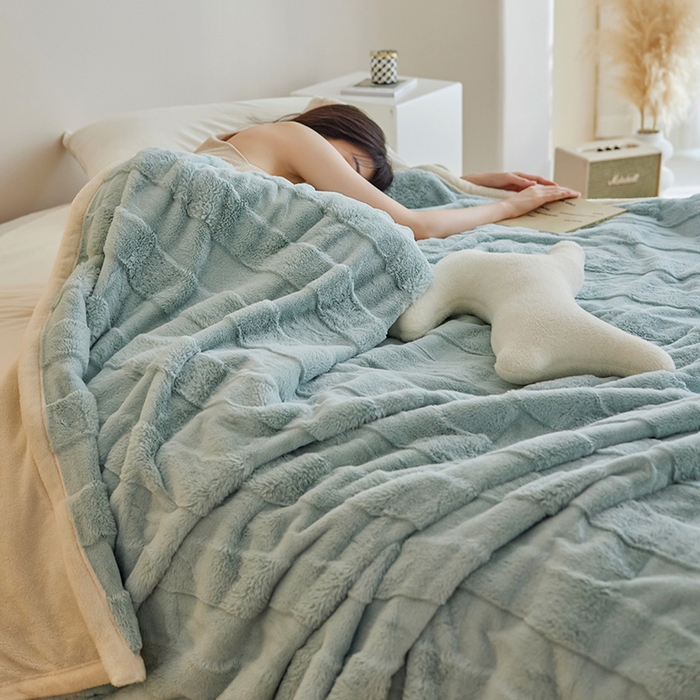 91家纺网 家纺一手货源 找家纺 铭动家纺 2023新款顺滑柔软亲肤兔毛绒北极绒毛毯 淡蓝