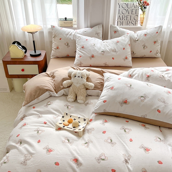 91家纺网 家纺一手货源 找家纺 妖妖家纺 2023新款有氧提花小竺棉印花四件套 草莓熊熊